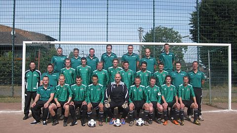 Oben v. l.: M. Happe, M. Cremer, C. Krahforst, M. Löher, K. Laub, F. Krüll, M. Gresser

Mitte v. l: Co Trainer I. Hökstra, Betreuer D. Kuhnke, N. Sudau, M. Neyses, T. Dommel, M. Bendermacher, A. Geischer, F. Bunge, D. Dedenbach, Betreuer T. Kalteyer, Trainer M. Graffenberger

Vorne v. l: J. Arlef, D. Krahforst, T. Schneppenheim, P. Tschauner, H. Cortesi, L. Schog, M. Schog, B. Spohn, D. Klein

Es fehlen: S. Cremer, H. Hambach, A. Ispir, R. Schumacher, D. Schlösser, P. Nguyen, J. Schreiber, P. Drescher, T.Kühlkamp, D. Jüssen