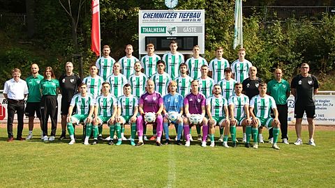 Obere Reihe von links nach rechts: Adrian Teichert, Tom Müller, Pascal Förster, Kai Wüstner, Anton Wendler, Nino Groschopp, Tommy Barthold

Mittlere Reihe von links nach rechts: Thomas Drechsel (Abteilungsleiter), Marek Barthold (Co-Trainer), Felicitas Schulze (Physiotherapeutin), Lars Woidtke (Co-Trainer), Pierre Kretzschmar, Ian Schenker, Lukas Hirsch, Junis Medjadji, Nico Groschopp, Eric Schindler, Louis Woidtke, Jan Groschopp (TW-Trainer), Marko Zschocke (Mannschaftsleiter), Rene Wendler

Untere Reihe von links nach rechts: Calvin Wilhelm, Leo Pampel, Philip Dauth, Stefan Berger, Marek Winnerl, Mario Seidel, Tom Mika, Robert Nitzsche, Luca Groß

Es fehlen: Manuel Arnold, Jim Fischer, Niels Hanse, Jonas Haase