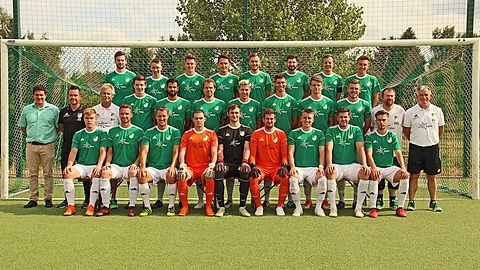 v.l. Obere Reihe: Sascha Schumacher, Lukas Philipp, Philipp Wunn, Luca Curcio, Oliver Bickelmann, Hasan Sonsuz, Felix Laufer, Maurice Straub
Mitte: André Hemmer, Jan Berger, Rudi Becker, Niklas Dahlem, Sampres Singh, Yannik Hoffmann, Nils Cuccu, Fabian Lauer, Melvin Heid, Patrick Jantzen, Markus Daniels, Rüdiger Fisch
Untere Reihe: Florian Deeg, Phillip Hoffmann, Johannes Britz, Matthias Johann, Leon Böhmann, Florian Schworm, Jonas Philipp, Lucas Hector, Marten Seiler