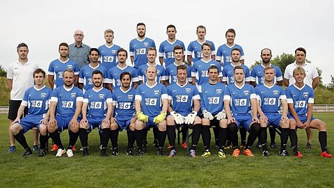 Hintere Reihe v.l.: Spielausschuss Bernhard Dewald, Tim Kreiling, Tobias Schmitt, Kevin Kiesswetter, Thomas Glied, Luca Baier.
Mittlere Reihe v.l.: Trainer Patrick Schreiter, Nicolai Buss, Lautaro Tejerina, Kevin Kaus, Christian Mandler, Nicolas Strack, Nico Lotz, Luca Leib, Refik Ay, Co-Trainer Jens Ruppel.
Vordere Reihe v.l.: Malte Loos, Kai Siering, Andreas Klan, Daniel Mengeler, Paul Kottek, Sascha Radtke, Florian Damm, Lukas Häuser, Sebastian Auriga, Julian Weiser.
Foto: Ben