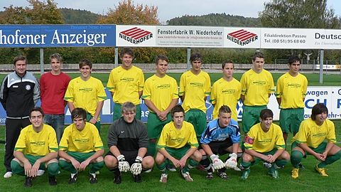 stehen v.l  Trainer Aykut Ersin, Putzig Michael, Hausmanninger Christoph, Steiger Florian, Pellkofer Emanuel, Stadler Daniel, Hofmann Andie, Heerman Maximillian, Huber Maximillian.... kniend v.l. Özer Ersin, Thamm Manuel, Schaffner Matthias, Wolf Christian, Dippl Dominik, Baier Christian, Kojic Simon