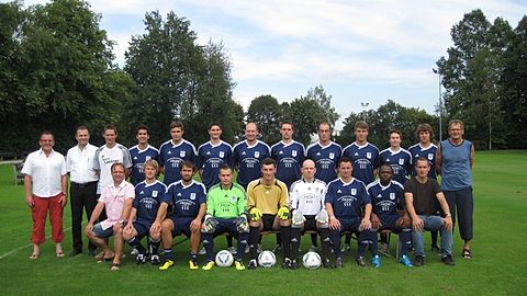 v.l.o. Präsident Kobylka, Trikotsponsor Sirtaki Restaurant, Huber, Palacios, Seidl, Skala, Samberger, Müller, Henninger, Dinkelmeyer, Häringer, Jordan, Torwarttrainer Gottinger
v.l.u. Sportdirektor Obermüller, Scheer M., Schreyer, Knauer C., Mürz, Scheer C., Krauel, Okeke, Herz der Mannschaft Märzendorfer