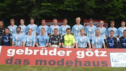 hinten von links: Karl-Heinz Schubet (Betreuer 1. Mannschaft), Martin Stöhr (Trainer 1. Mannschaft), Joshua Heberlein, Mario Christ, Magnus Rentzsch, Philipp Hügelschäffer, Benjamin Pickel, Matthias Grünewald, Andreas Schubert, Christoph Schiebel, Pascal Bloemer, Johannes Grieb, Dominik Barth, Mario Stumpf (Co-Trainer 1. Mannschaft/Trainer 2. Mannschaft), Klaus Conrad (Sportleiter)

vorne von links: Rudi Hußlein (Sportbeauftragter), Benedikt Streitenberger, Sascha Sauermann, Andreas Ullrich, Markus Spahn, Alexander Kohl, Michael Baetz, Matthias Wohlfart, Philipp Christ, Timo Rappl, Dennis Schneider, Tristan Schmid, Konrad Harant (1. Vorstand)

es fehlen: Sven Gibfried, Johannes Stumpf, Matthias Weißenseel, Mortimer Richter, Dominik Halbig, Christoph Marx