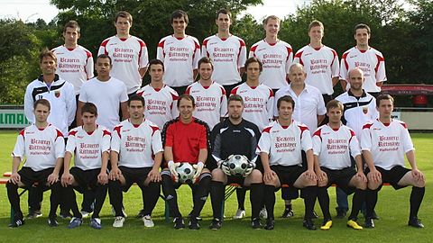--Oben v. l.: Schütz Dominik, Niemann Thorsten, Wolfschmidt Johannes, Rebhan Manuel, Schmittroth Christoph, Stumpf Tobias, Finnemann Marcel.
--Mitte v.l.: Trainer Schimmer Gerd, Masseur Koshta Freddy, Güngör Firat, Biskup Paul, Erhardt Florian, Spielleiter Schütz Dieter, 1.Vorstand Neundörfer Christian. --Unten v.l.: Schardig Luis, Spiegel Tobias, Reuter Patrick, Horcher Daniel, Rottmann Sven, Probst Daniel, Biskup Lukas, Müller Marco. --es fehlen: Spielleiter Dörr Michael, TW Trainer Schmuitt Karl- Heinz, Schütz Daniel, Mikitow Andreas, Ostritz Manuel, Will Domenique