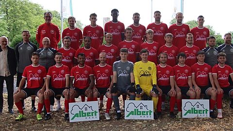 Mannschaftsfoto 2025/26

1. Reihe v. l.: Andreas Kundmüller, Jannik Keuser, Tyrell Walton, Luca Reck, Kevin Schäfer, Simon Mai, Patrick Werner, Simon Werner, Ben Stegmann, Yannick Frey
2. Reihe v. l.: Sponsor Herr Albert, Benjamin Freund (Trainer), Stefan Hornung (Fitnesstrainer), Maximilian Ludwig, Yasir Almagrahi, Pascal Rinbergas, Xaver Wolfrum, Moritz Kirchner, Xaver Lechner, Moriz Heusinger, Henry Stenzinger (Co-Trainer), Ardian Mataj (Torwarttrainer)
3. Reihe v. l.: Ernst Gehling (Sportvorstand), Nico Siegmund, Jonas Wieland, Egas Maxaieie, Ercan Öztürk, Johannes Mock, Dominik Popp, Julian Horn