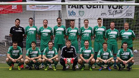 hintere Reihe (v.l.n.r.): G. Laux, N. Laux, Klöckner, Ma. Vogel, Martin, Burggraf, Ziegler, Breuling, (Edel-Fan Ley)
vordere Reihe (v.l.n.r.): Pfeiffer, Fix, S. Schmitz, Mosen, Krings, K. Schmitz, Wagenführer
Es fehlen: Schäfgen, Mi. Vogel, Neukirch, Waldecker, Oster, Busenkell, Schmitt, Keller