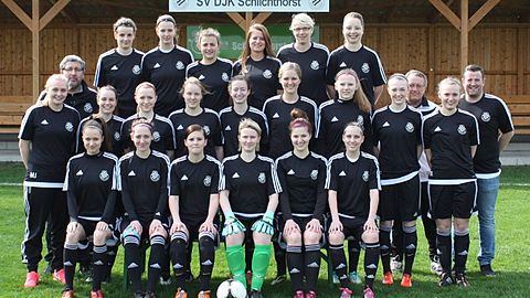 Hintere Reihe v.l.: Carina Kodde, Alica Kuhlmann, Louisa Pösse, Katharina Grahs, Carina Köstermenke, Victoria Stahl

Mittlere Reihe v.l.: Malika Johannes, Leo Gerbus, Yvonne Ludwig, Imke Fullenkamp, Kerstin Richter, Carolin Gertken, Carina Lammers, Lena Boese, Thea Fullenkamp, Wolfgang Grosspietsch, Johanna Kodde, Christian Richter

Vordere Reihe v.l.: Kristin Pott, Jule Gerbus, Alina Determann, Anneamrie Blömer, Maria Gerbus, Luisa Wesselkämper