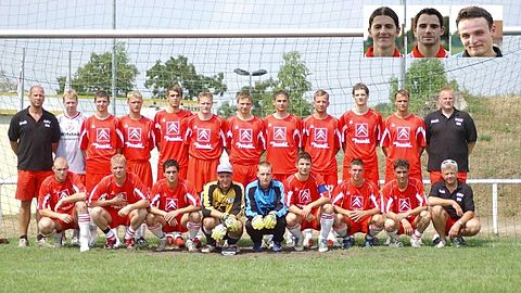 HINTEN VON LINKS: Trainer Norbert Scheinert, Co.-Trainer Gregor Werner, Tobias Thielitz, Thomas Müller, Daniel Dörheit, Sebastian Hörauf, Norman Lübke, Michael Kubaile, Christian Krziwanie, Kay Pennigstorff, Marco Schönfeld, Betreuer Matthias Schumann, VORNE VON LINKS: Michael Hille, Björn Bannier, Steven Opava, Marcus Schüler, Fritz-Martin Eggert, Andreas Pietsch, Mathias Lenz, Abdullah Aydin, Physiotherapeut Fred Hauschild, OBEN VON LINKS EINGEKLINKT: Carsten Thielitz, Stephan Fraedrich, Daniel Gaede