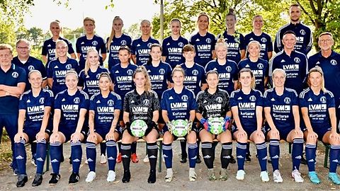 obere Reihe (v.l.n.r.): Frauke Gosewinkel, Selina Ehret, Sarah Lindenthal, Kim Köhne, Wanda Flemming, Maja, Luyven, Jana Reinken, Aylin Kneip, Robin Görtz (Physiotherapeut)

mittlere Reihe (v.l.n.r.): Uwe Voskuhl (Co-Trainer), Rahel Hebbelmann, Lara Korte, Julia Uphaus, Lisa Windhorn, Janet Rosciani, Viola Hellwig, Katharina Paulsen, Frank Strauss (Torwarttrainer), Robert Borgelt (Trainer)

untere Reihe (v.l.n.r.): Frank Bohlecke (Teambetreuer), Marie Gosewinkel, Sabrina Rauch, Elisa Garcia, Jana Dierkes, Alisa Ostwald, Carmen Weber, Chiara Eschmann, Lena Gosewinkel, Laura Wolf