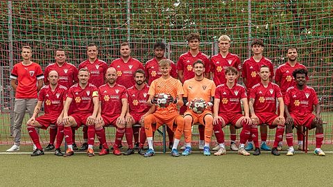 Hintere Reihe v.l.n.r.: Fabian Riesterer (Betreuer), Oliver Kletner (Spielertrainer), Andreas Stöckle, Leon Jedamowski, RAMS, Benedikt Löffler, Arjen Bach, Yannik Seiler, Ali Nazzal

Vordere Reihe v.l.n.r.: Tobias Hilfinger, Sascha Hilfinger, Felix Vögtlin, Paul Müller, Leon Schreck, Philipp Henselmann, Jakob Walz, Tim Haas, Najano Parfait