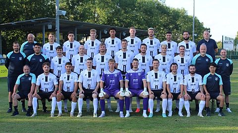 Hinten von links:
Carsten Blos (Betreuer), Jonas Kummer, Amar Glogic, Jan Herrmann, Angel Arthee, Patrick Schorr, Dominik Wüst, Demyan Imek, Ibrahim Yilmaz, Christian Neubauer (Sportlicher Leiter)


Mitte von links:
Carsten Weber (Trainer), Orzumanbek Nurmukhamedov (Co-Trainer), Patrick Schur, Laurin Vogt, Nils Kohlbacher, Benedict Klimmek, Maximilian Thomasberger, Janic Pessel, Jörg Finger, Christian Pessel (Physio & Athletik), Felix Rottenau (Co-Trainer)


Vorne von links:
Andreas Blos (Betreuer), Noah Schmitt, Philipp Velosa, Simon Lüders, Lars Schoen, Felix Koob, Niklas Kraus, Ioannis Vassiliou, Marco Speck, Ryo Shimizu (Physio & Athletik)