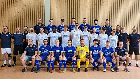 Vorne v.l.n.r.: Maurice Marx (SpA), Mehmet Güzel, Niklas Johmann, Felix Biebl, Matthias Holler, Jan-Eike Attner, Robert Eisele, Ron Kretzschmar (SpA)
Mitte v.l.n.r.: Timo Staudacker (Torwart-Trainer), Tobias Sitzler (Co-Trainer), Florian Leibfried, Lukas Henties, Edon Murati, Musa Jammeh, Silas Bürkel, Frank Ebert, Marco Weinzettel, Felix Heckert, Lennard Rose, Annike Müller, Daniel Ernstberger (SpA), Steffen Just (Co-Trainer), Alexander Runne (Trainer)
Hinten v.l.n.r.: Thomas Schick (SpA), Luka Heller, Luka Sitzler, Lennard Stier, Marlon Wessels, Björn König, Marco Jenne (SpA)