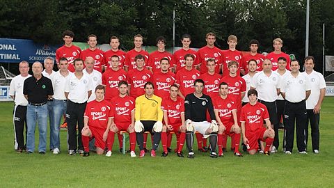 Hinten v.l.: Gottselig, M. Götzmann, Merx, Heinzmann, Mahmout, Weber, Mayer, T. Grün, Mario Kastner, Hildenbrand
Mitte v.l.: SpA Klaus Grün, Verwaltungsvorstand Franz Götzmann, SpA Wölflick, Trainer Frank Schuhmacher, SpA Lang, SpA Geiss-Billmaier, Billmaier, Back, F. Müller, M. Arnold, Steger, Jäger, Physio Gross, TW-Trainer Jürgen Anders, SpA Popp, Co-Trainer Rolf Körner, Sport-Vorstand Martin Kastner
Vorne v.l.: Baumgart, Schmitt, Weis, Alexander Steger, Pister, Transier, K. Müller.  Foto: Pfeifer