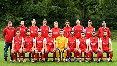 hintere Reihe v.l.n.r.: Patrick Wiggenhauser(Betreuer), Dominik Bauer(Cheftrainer), David Lucas, Jan Weimer, Max Gärtner, Finn Hofstetter, Lukas Grabosch, Pascal Holl, Armin Holl(Spielausschuss)
vordere Reihe v.l.n.r.: Sascha Fribus, Matteo Kefalogiannis, Falk Hildebrand, Roberto Lombardo, Kevin Rehberger, Andre Sauer, Sandro Ritz, Andreas Dörr, Sven Lahr(spielender Co-Trainer)