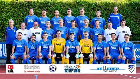 Hintere Reihe v.l.:
Dogus Kabakulak, Benjamin Benter, Michele Zaccagnino, Tim Müller, Paul Biro, Marc Pendl, stellvertretender Abteilungsleiter Michael Heck

Mittlere Reihe v.l.:
Abteilungsleiter Hans Peter Kurz, Assistenztrainer Robin Kimmel, Cheftrainer Martin Schulz, Michèl Krauß, Alexander Ziegeweidt, Markus Gündert, Tobias Bring, Andre Oeverdieck, Spielleiter Dominik Kuttler, Spielleiter Andreas Wiesinger

Vordere Reihe v.l.:
Markus Steib, Deniz Simsek, Marcel Nader, Sven Pendl, Dennis Trotz, Max Lauser, Marco Grausam, Felix Greiner- Perth, Calvin Glas

Es fehlen:
Yannik Greiner- Perth, Louis Danso, Tobias Lutz, Manuel Vaihinger