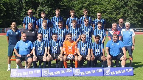 hintere Reihe von links: Konrad Harant (Vorstand-Marketing-TGH), Robin Dobay, Lars Villwock, Tobias Scheder, Marius Daig, Louis Mühl

mittlere Reihe von links: Sebastian Gredy (Vorstand Sport-TGH), Michael Ruckert (Trainer SG1-TGH2/Wabü), Leon Grimm, Marcel Bauer, Johannes Kieselbach, Lorenz Illig, Maximilian Götz, Christian Thurn (Vorstand - TSG Waldbüttelbrunn), Lele Six (Trikotsponsor), Karl-Heinz Wilhelm (1. Vorstand TGH)

vordere Reihe von links: Ralf Schröder (TW-Trainer), Arne Meißner, Silas Weidlein, Cem Weiß, Niklas Waltinger, Ahmend Hussein, Andreas Root (Co-Trainer SG1-TGH2/Wabü)

es fehlen: Ben Lochner, Lukas Waller, Renato Simic, David Weeger, Moritz Otto, Michael Gärtner, Philipp Brandt, Julian Franz, David Siebert, Finn Knauth