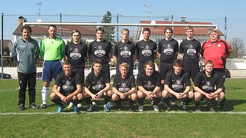 v.l.h: Trainer Somogyi Tamas, Torhüter Stoiber Klaus, Friedenberger Marco, Fröstl Martin, Pleintinger Andreas, Christian Apfelbeck, Rockinger Florian, Leeb Matthias und Betreuer Kluge Helmut
v.l.v: Michaelis Max, Fröstl Johannes, Baumann Oliver, Hiergeist Christopher, Rockinger Stefan und Heimerl Michael