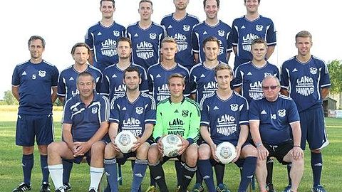 Die Ligamannschaft des TSV Waabs: Hinten von links: Kris Jürgensen, Jan Zapfe, Markus Ott, Sönke Garlichs, Jan-Ole Jürgensen; Mitte von links: Trainer Matthias Daniel, Svend Neumann, Julian Carlé, Paco Jung, Torben Bunsieck, Dennis Gloyer, Marcel Pommerening; vorne von links: Co-Trainer Jörg Pommerening, Daniel Trulsen, Andre Figge, Timon Goos, Betreuer Klaus Altendorf. Es fehlen: Michael Hartmann, Mike Riedel, Andre Hoffmann, Thimo Siebke, Hendrik Schmidt, Torben Geldermann, Alexander Braun, Sönke Jürgensen.