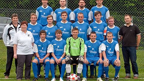 Hinten v.l.: Strobel O., Fesl T., Eckmüller M., Willmerdinger G.
Mitte v.l.: 2. Vorstand Resch J., 1. Vorstand Fesl M., Spielertrainer Drexler J., Hiel M., Asen A., Müller J., Seidl S., Haider P., Sponsor Zander
Vorne v.l.: Erhard C., Farrenkopf T., Peschke A., Haslinger F., Schröder C.