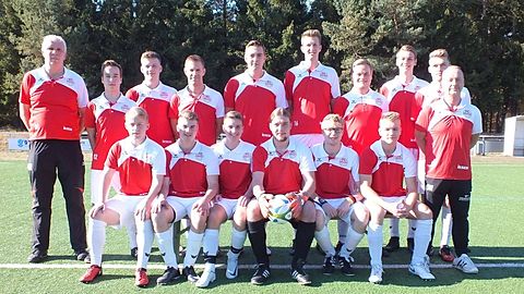 Hinten v.L.: Betreuer Bernd Raupach, Sven Bonensteffen, Jan-Patrick Marx, Julian Finke, Bastian Schnurpfeil, Julian Lüke, Luiz-Finn Trampe, Timo Kaschub, Stefan Richert, Trainer Siggi Wecker.
Sitzend v.L.: Domenic Klausmeier, Leon Herfurth, Gian Luca Kaschub, Timo Grabenströer, Lukas Jordan, Christoph Humann

Es fehlen: Alexander Kesner, Arnold Blehm und Jonny Lakämper,