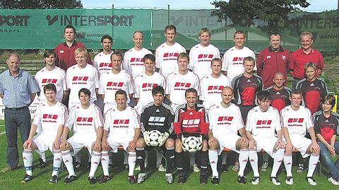 Hinten v.l.: Co-Trainer Roland Fuidl, Michael Attenberger, Markus Pellkofer, Tobias Vogl, Rudi Hofmann, Robert Christl, Trainer Walter Wanninger, Abteilungsleiter Günther Vogl
Mitte v.l.: 2. Vorstand Gerhard Häusl, Andreas Kreis, Christian Stocker, Stefan Pankratz, Max Ammer, Christian Schiller, Matthias Plötz, TW-Trainer Markus Eckmann, Hans Holzapfel, Physio Almut Schulze
Vorne v.l.: Matthias Röhrl, Martin Höpfl, Manuel Dachs, Oliver Bindl, Marco Klein, Markus Wensauer, Simon Dendorfer, Karl-Heinz Hofmann, Physio Pia Brey
Es fehlt: Florian Dendorfer, Florian Kiesl