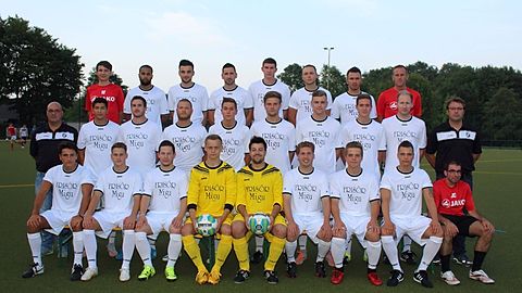 Obere Reihe (von links nach rechts): Jose Ramon Florez-Fernandez (TR), Diego Fernanes Vaz, Emre Ulusu, Gianluca Ruzza, Marco Koch, Dennis Groschke, Marco Forte, Tim Janowski (Co-TR)
Mittelere Reihe (von links nach rechts): Carlos Dantas (Abteilungsleiter Fußball), Samy Lakraa, Yanic Koch, Phillip Utzat, Robin Gillich, Dennis Thies, Kim Maurer, Nico Gillich, Marc Kalbitz, Bernd Brüggehoff (Vorstand Finanzen),
Untere Reihe (von links nach rechts): Sinan Arzu, Mario Sommer, Jens Sagurna, Lukas Klein, Marco Wandelt, Rik van der Wal, Ruben Schmitz-Heinen, Nils Schweda, Javi Covela (Betreuer)
es fehlen Tommaso Garrubba, Jens Kilter (TW-TR) und Jörg Musset (Vorstand Sport)