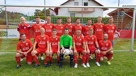 Oben v.l.: Florian Vollbrecht, Felix Schwarzensteiner, Martin Schmieglitz, Robert Venus, Guido Süllner, Matthias Stelzl, Christian Freundorfer, Max Borowiak, Michael Weber
Unten v.l.: Matthias Stettmer, Tom Knepper, Stefan Knoll, Florian Günzkofer, Marcin Iwan, Stefan Freundorfer, Christian Fuchs