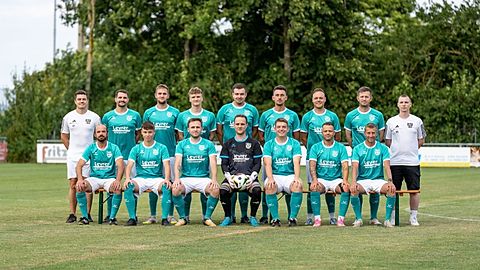 hinten links: Rico Hahn (Trainer), Christian Ehnes, Merlin-Thies Utz, Dennis Haas, Michael Pfeffer, Felix Stowasser (Kapitän), Michael Göttfert, Mario Hahn, Kevin Herbold (Spielleiter)
vorne links: Fabian Zeller, Maxime Irmer, Robert Kolb, Bastian Weissmann, Julius Löschel, Emanuel Spichal, Carsten Simoleit