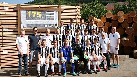 Hintere Reihe v.l.n.r.: Thomas Bohnert, Marius Schober, Dennis Bühler, Marco Schneider
Mittlere Reihe v.l.n.r.: Sportvorstand Frank Bohnert, Hauptsponsor Daniel Bürk, Trainer José Petit, Sebastian Hock, Thomas Porcu, Tim Senn, Fabian Sackmann, Markus Lamm, Spielbetrieb Kai Huber, Finanzvorstand Jürgen Knapp, Betreuer Stefan Lepold
Vordere Reihe v.l.n.r.: Michael Golly, Tobias Fritsch, Nicolai Knapp, Michael Bühler, Volker Kimmig, Sebastian Sackmann
Es fehlen: Denis Golly, Philipp Müller, Valentin Siefermann, Kevin Roth, Manuel Kiesel, Roland Benz