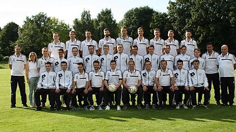 Hintere Reihe von links: A. Dietz (SpA), Bauer, Pfersching, M. Göhlert, Klein, Zieger, J. Mayer, P. Mayer, L. Essig

Mittlere Reihe von links: M. Genc (1. Vorsitzender), Karolina Schön (Kassiererin), M. Dietz (SpA), Weiß, L. Dvorak, Steinmetz, Jost, Schlagentweith, Zengerle, Krüger, S. Hofmann, N. Dvorak, Konrad, Kreuzer (Trainer), A. Genc (Abteilungsleiter Fußball)

Vordere Reihe von links: Baciu, J. Essig, Wenzel, Hänschke, Altenstrasser, Mack, Büchele, Eckert, Prade, Frick