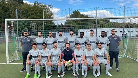 (von h.l. nach r.) Trainer Yusuf Bek, Selahattin Yagiz, Vedat Celik, Hamza Bek, Hüseyin Bek, Sainthan Rajalingam, Jacek Wojnowski, Kirijan K., Manager Ali Güneri
(von v.l. Nach r.) Bedran Özek, Harun Erdem, Sefkan Celik, Talip Özer, Yassin Faik, Salvatore Montedoro, Mikail Bingöl