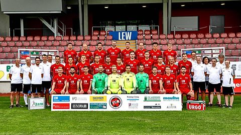 FC Memmingen 2017 2018, die Regionalligamannschaft, hinten von links: Dennis Hoffmann, Steffen Friedrich (Abgang 07/2017), René Schröder, David Anzenhofer, Fabian Krogler, Branko Nikolic, Jamey Hayse, Simon Ollert, mittlere Reihe von links: Koordinator Christian Maier, Trainer Stefan Anderl, Betreuer Philipp Krassnitzer, Co-Trainer Andreas Köstner, Koordinator Bernd Kunze, Furkan Kircicek, Andreas Fülla, Lukas Rietzler, Muriz Salemovic, Kilian Kustermann, Marin Culjak (Abgang 08/2017), Stefan Heger, Sebastian Schmeiser, Yannik Maurer, Christoph Mangler, Pascal Maier, Teamarzt Dr. Stefan Gaum, Torwarttrainer Markus Seitz, Reha-Trainerin Simone Salzger sowie die Betreuer Andreas Hampp, Aggi Schmidbauer und Melanie Kohl, vordere Reihe von links: Tim Buchmann, Daniel Zweckbronner, Fabian Lutz, Jonas Gebauer, Fabio Zeche, Martin Gruber, Lucas Bundschuh, Markus Nix, Achim Speiser und Philipp Boyer.
Foto: Jensen/Eibner-Pressefoto