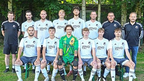 Das Team (hinten, v. l.): Trainer Thomas Krieger, Jonas Reefmann, Trainer Malte Hertrampf, Rene van Fassen, Malik Mey, Alexander Vox, Milan Meyk, Andre Freiwald; (vorne): Rafael From, Nikita Hefke, Silas Droste, Ramón Krabbe, Nico Kolb, Lasse Bergjann. Es fehlen: Luca Scalese, Jura Schachmeier, Marcel Boyer, Manuel Steppuhn, Dominik Kaczmarek, Jaime Hoesmann, Manuel Mahler, Jan Thalau, Felix Przybilski, Helmut Thalau, Luca Büßis, Juri ten Brink, Ibrahim Abdel Khalek, Adrian Mahler, Frank Niers, Thomas Krieger.