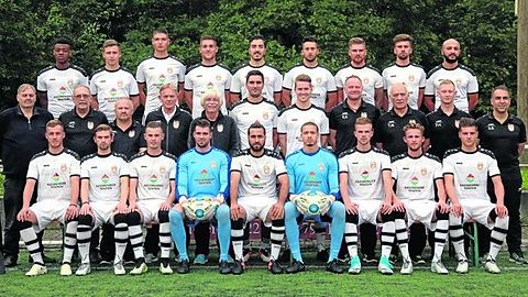 (hinten von links):Eric Pirard Gweth, Christian Flohe, Tim Schumann, Tim Lünenbach, Cenk Durgun, Rachid Eckert, Patrick Dietz, Kevin Kolz, Maywand Akbar.Mitte:Vorsitzender Uwe Emons, 2. Vorsitzender Hans Christ, Betreuer Michael Schulz, Sportlicher Leiter Dieter Neuhaus, Teamkoordinator Bert Flohe, Bayram Ilk, Christian Hoerner, Torwarttrainer Klaus Schnieber, Betreuer Theo Mömerzheim, Physiotherapeut Fredi Hartung, Trainer Deniz Bakir.Vorn:Dennis Strompen, Jonas Hergesell, Jan Zoller, René Monjeamb, Mehmet Dogan, Eric Hamilton, André Rosteck, David Greulich, Jean-Pierre Schilling.
FOTO: HENRY