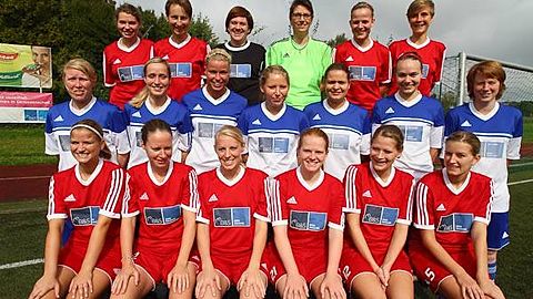 Sonnige Aussichten:: Aylin Müller, Kathrin Jentsch, Nadine Hinze, Trainerin Jennifer Damkröger, Annika Sander, Jenny Lehmann (inten vl),  Nadine Westhues, Carlotta Maag, Sabrina Möller, Davina Hamel, Marcella Müller, Lara Lehrke, Janine Berg (mitte vl), Josephine Böckmann, Sina lang, Annkristin Kleimann, Frike Hotfiel, Maria Pope, Joana Böckmann (vorne vl) 
FOTO: Yvonne Gottschlich / sportfoto-owl.de