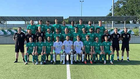 Hintere Reihe von links: Patrick Weimar, Kilian Schwabe, Tom Siller, Bas Peeters, Sasha Spasovski, Cocou Gaglozoun, Tim Majczyna, Lukas Schelenz, Hannes Greef.

Mittlere Reihe von links: Teammanager Thorsten Schirmer, Torwart-Trainer Fabian Kolb, Athletiktrainer Sebastian Köhler, Levin Pauli, David Langlois, Lukas Beszczynski, Daniel Gareis, Nick Gregorzewski, Michael Sauerstein, Jonas Larkow, Co-Trainer Anton Makarenko, Co-Trainer Martin Damrot, Cheftrainer Andreas Baumer.

Vordere Reihe von links: Tom Kunert, Josef Ziegler, Florian Förster, Andre Merrick, Tobias Grüner, Simon Künzel, Lennart Wöhner, Fabian Möckel, Felix Landgraf

Es fehlen: Mikel Seiter, Noah Ismail, Stefan Kolb, Physiotherapeutin Jasmin Scheer