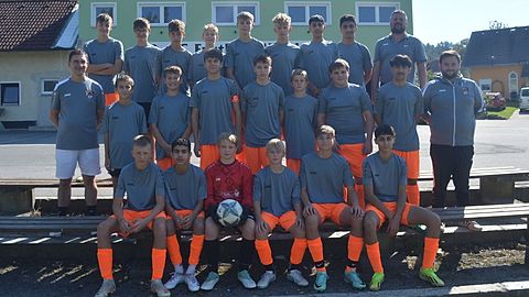 obere Reihe: Alexander Baumann, Philipp Mückl, Simon Mückl, Moritz Wittmann, Jacob Binsner, Sebastian Hierstetter, Allith Alsaeid, Soran Yousif, Co-Trainer Bernhard Fellner

mittlere Reihe: Trainer Ralf Kleber, Ostap Turianskyi, Anton Fellner, Ludwig Fellner, Valentin Reitmeier, Daniel Beer, Robert Riedl, Bakr Al Khaled, TW-Trainer Markus Siegl

untere Reihe: Jonathan Hierstetter, Mohammed Alasadi, Marius Windmeißer, Ben Weihrauch, Evar Darman