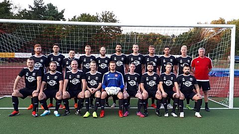 Hintere Reihe v.l: Julian Zimmer, Kristian Zovkic, Marko Kreutz, Alexander Emsbach, Björn aus dem Bruch, Nils Wuttke, Co-Trainer David Huptas, Miles Droste, Dennis Schlüter, Christoph Weber, Trainer Wolfgang Stassl
Vordere Reihe v.l: Nico Bichel, Sven Koepke, Andre Bichel, Andreas Nordmann, Marvin Patelka, Florian Möll, Marcel Gruschka, Rene Popp, Baki Bojkovic

Es fehlen: Dennis Dudda, Frederik Walter, Julien Nottbohm, Lars Schmitten, Martin Wlotzka, Josias Almeida, Daniel Großmann, Leonard Gongoll