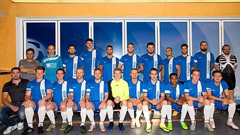 Hintere Reihe von links nach rechts: Wisniewski, Andrzej (Trainer) - Dill, Thomas (2. Vors.) - Weyers, Domninique - Broß, Bastian - Aci, Tayfun - Basler, Alexander - Veseli, Shkelqim - Bektas, Ömercan - Bektas, Mehmetali - Depta, Martin - Specht, Frank (1. Vors.)


Vordere Reihe: Özdemir, Volkan - Seitz, Sebastian - Sticher, Andreas - Cichon, Marcin - Ott, Goron - Skoczylis, Aaron - Skoczylis, Harry - da Rocha Ferreira, Jose Miguel - Turay, Sulayman - Drückler, Bastian - Gjushinca, Adnan