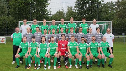 Obere Reihe v. links: Betreuer Steffen Speck, Tom Elser, Pascal Freymüller, Luis Klehr, Nico Hofer, Dominik Hötzel, David Vremic, Betreuer Jürgen Bertsche. Mittlere Reihe v. links: Trainer Mario Adam, Samuel Kahlmeyer, Ivan Grbavac, Leonardo Gonzalez Tamayo, Tobias Burgey, Fabian Ruf, David Skulteti, Marc Buchstor, Lars Debbrecht, Lion Avdiu, Trainer Reiner Bertsche. Vordere Reihe v. links: Andrea Müller, Justin Rastetter, Leandro Lopez-Bailly, Tim Bertsche, Yanis Raphael Schwäger, Marco Vollweiler, Andreas Baumhackl, Erdinc Cokezer, Björn Bertsche.