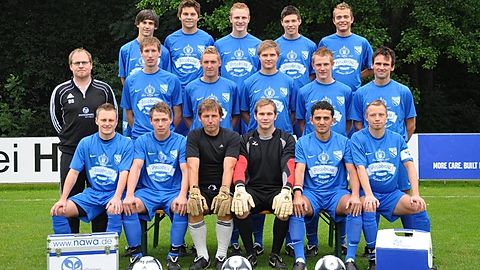 hintere Reihe v.l.: Simon Wittmann, Otto Zellmer, Florian Schötz, Michael Ellersdorfer, Markus Heigl

mittl. Reihe v.l.: Physiotherapeut Bernd Stiglbauer, Christoph Gold, Tony Tretbar, Florian Fiedor, Michael Schötz, Trainer Michael Spanner

vordere Reihe v.l.: Sven Binder, Dennis Schneider, Bodo Schustok, Thomas Lermer, Ali Khalifa, Andreas Bauer (C)
es fehlen: Andreas Penzkofer, Alois Rothmeier, Josef Helldobler, Betreuer Roland Latzek