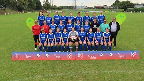 Obere Reihe v. links: Anne Meier, Pauline Dubut, Genta Shabani, Antonia Jenne, Mandy Weldt, Stella Catanzaro, Susanne Zimmerman, Annabelle Köhl, Vianne Stephan
Mittlere Reihe v. links: Constanze Luibrand (Trainerin), Carmen Luibrand (Trainerin), Alina Rösch, Daniela Danzeisen, Selina Köbelin, Lara Rinklin, Lilly Gerber, Thorsten Krausse (Sportlicher Leiter), Boris Marquedant (Hauptsponsor), Kurt Danzeisen (1. Vorstand)
Vordere Reihe v. links: Mia Lubig, Dana Hüglin, Kira Albrecht, Annika Artischewski, Jasna Rösch, Leonie Tepe, Jana Schneider, Sandra Zimmermann, Lilli Genccan
Es fehlen: Alina Maurer, Alina Tritschler, Angelina Roth, Anna Milena Caputo, Lara Schrodi, Patricia Rueb, Pauline Sigel