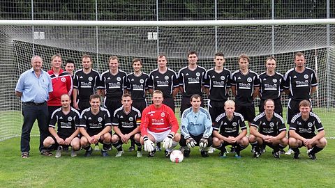 hinten links: Sponsor der neuen Trikots Toni Weidinger, 1. Vorstand Helmut Madl, Stefan Bienefeld, Bernhard Stadler, Hannes Reichenberger, Andreas Stadler, Andreas Schmid, Stefan Schönberger, Maximilian König, Fabian Seibold, Marco Madl, Spielertrainer Christian Maseizik 
kniend von links: Benjamin Seibold, Dennis Knab, Marco Knab, Andi Schmid, Max Eckerl, Florian Maseizik, Wolfgang Madl, Michael Madl