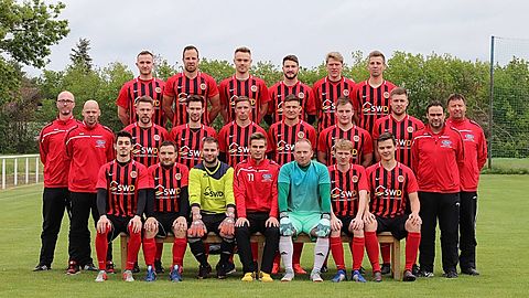 Hintere Reihe (v.l.n.r.): Justin Viertel, Patrick Döhler, Sebastian Rast, Maxim Günther, Franz Seebach, Patrick Küster

Mittlere Reihe (v.l.n.r.): Physio Marcel Daumann, Co-Trainer Andy Klein, Andreas Böhland, Johannes Bachmann, Ramon Kaselowsky, Danny Hauschild, Tim Klingner, Nico Kottenhahn, Trainer Tilo Ohlig, ML Steffen Kottenhahn

Vordere Reihe (v.l.n.r.): Spyridion Katsani, Reinhard Wolff, Stefan Schulze, Dustin Knappe, Sven Gedigk, Jamie Böhlau, Fabian Dorn

es fehlen: Max Wenzel, Tom Petersdorf, ML Ronny Stahn