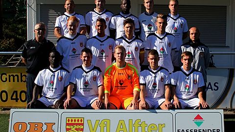 Vorne (v.l.-n.r.): Aduse Poku, Bungartz, Flatten, Heinemann, Linden
Mitte (v.l.-n.r.): Wieland, Dunsing, Mohr, Schmitt, Terzi
Hinten(v.l.-n.r.): Maksuti, Münstermann, Mayabu, Gashi, Theisel
Es fehlen: Gerhards, Karsten, Pieper, König, Rasche, Schöneseifen