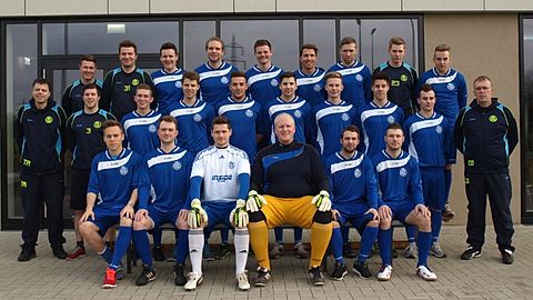 Hintere Reihe von Links: S. Schrader, A. Koyro, P. Rohrbach, M. Daffertshofer, T. Daumen, T. Tillenburg, L. Neuroth, P. Tauscher, L. Bättgen
Mittlere Reihe von Links: Trainer R. Koschut, M. Wenzek, T. Winkens, D. Strerath, M. Preckel, J. Zimmermann, L. Decker, M. Schleicher, D. Morowski, Co-Trainer M. Winkens
Vordere Reihe von Links: J. Glatter, A. Wirtz, D. Lingweiler, D. Hoff, K. Mühlfarth, T. Zager
Es fehlen: M. Fabry, Betreuer D. Wolff