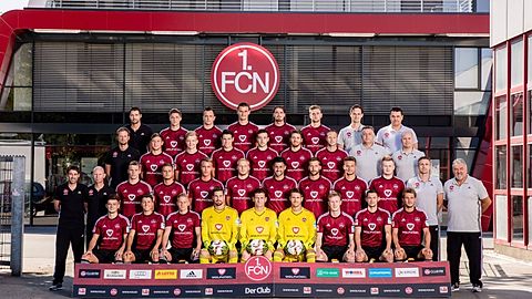 (hinten, L-R) TW-Trainer Daniel Klewer, Niklas Stark, Even Hovland, Stefan Kutschke, Dave Bulthuis, Niclas Füllkrug, Physiotherapeut Sascha Rurainski und Physiotherapeut Milan Gubov, (zweite Reihe, L-R) Co-Trainer Tobias Dippert, Robert Koch, Philipp Hercher, Mariusz Stepinski, Kevin Moehwald, Jürgen Mössmer, Jan Polak, Physiotherapeut Markus Zeyer and Doktor PD Dr. Matthias Brem (dritte Reihe L-R) Trainer Rene Weiler, Co-Trainer Manuel Kloekler, Tobias Pachonik, Rurik Gislason, Ondrej Petrak, Hanno Behrens, Özguer Özdemir, Guido Burgstaller, Danny Blum, Sebastian Kerk, Marko Riegel und Günter Vogt (vorne, L-R) Tim Leibold, Alessandro Schöpf, Willi Evseev, Thorsten Kirschbaum, Raphael Schäfer, Patrick Rakovsky, Cedric Teuchert, Laszlo Sepsi und Jakub Sylvestr.