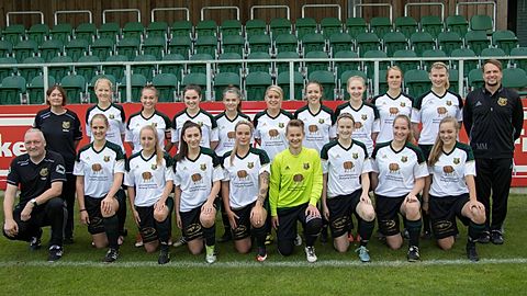 Das Bezirksliga-Team des Heeslinger SC 2017/2018. Hintere Reihe von links: Meike Müller (Team-Managerin), Wiebke Beckmann, Manon Müller, Celina Müller, Mirka-Pauline Müller, Lara Engel, Anna Michaelis, Jana Reese, Jerina Sluis, Vivien Bellmann, Mario Müller (Trainer). Vordere Reihe von links: Ingo Reese (Torwart-Trainer), Rieke Müller, Nina Felkner, Christina-Marie Krüger, Alexandra Guttke, Sandra Bade, Simone Beckmann, Sara Korn, Amira Evers.