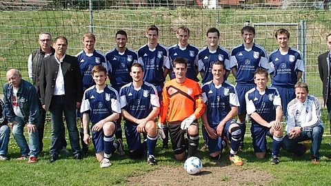 hinten v.l.: Torwarttrainer Winterstetter Ernst, Vorstand Mayerhofer Ernst, Hauzinger Martin, Lehner Sebastian, Weber Fabian, Wenzl Sebastian, Pritz Fabian, Reif Jakob, Weidmann Johannes, Trikotsponsor Forstner Hermann
vorne v.l.: Platzwart Nußhart Erwin, "Manager" Thaler Wacki, Schifferer Klaus, Preuner Christoph, Lehner Florian, Krammer Günter, Herzog Manuel, Coach Heinzl Martin.