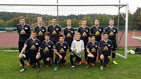 Hinten (v.l.): Sascha Hingerl, Jonas Platschka, Domenic Krumpschmid, Florian, Christian Bischof, György Konics, Florian

Vorne (v.l.): Thomas Genzinger, Markus Wolf, Hüseyin Ozan, Daniel Bögl, Mert Sari, Emre Pehlivan.